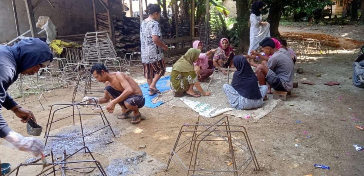 Penyintas Tsunami Selat Sunda Garap Pembuatan 700 Rak Jaring Laba-Laba