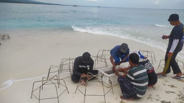 NELAYAN KATAPANG MEMULAI “PENANAMAN” BIBIT/FRAGMEN KARANG DI PULAU BADUL