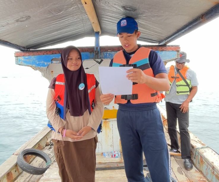 BELASAN PELAJAR SMP & SMA KUMANDANGKAN SUMPAH PEMUDA DI ATAS PERAHU