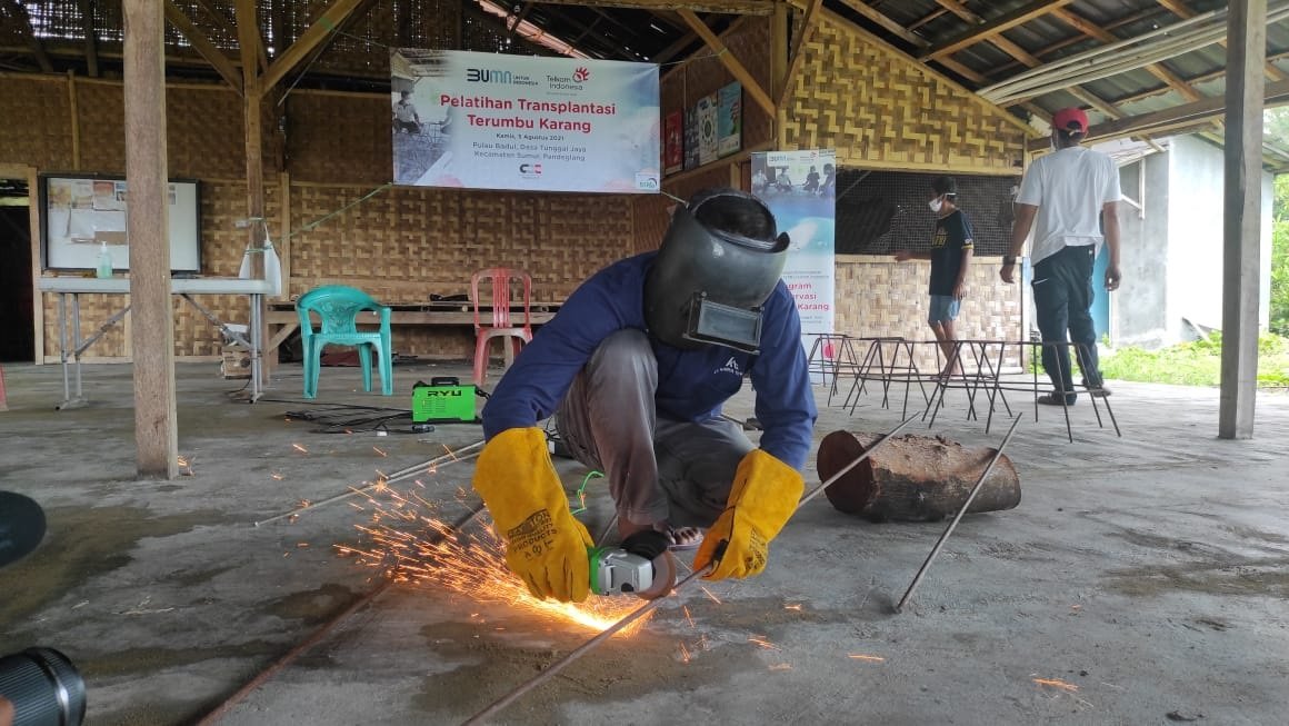 MASYARAKAT NELAYAN DILATIH MEMBUAT RAK LABA-LABA (SPIDER WEB)