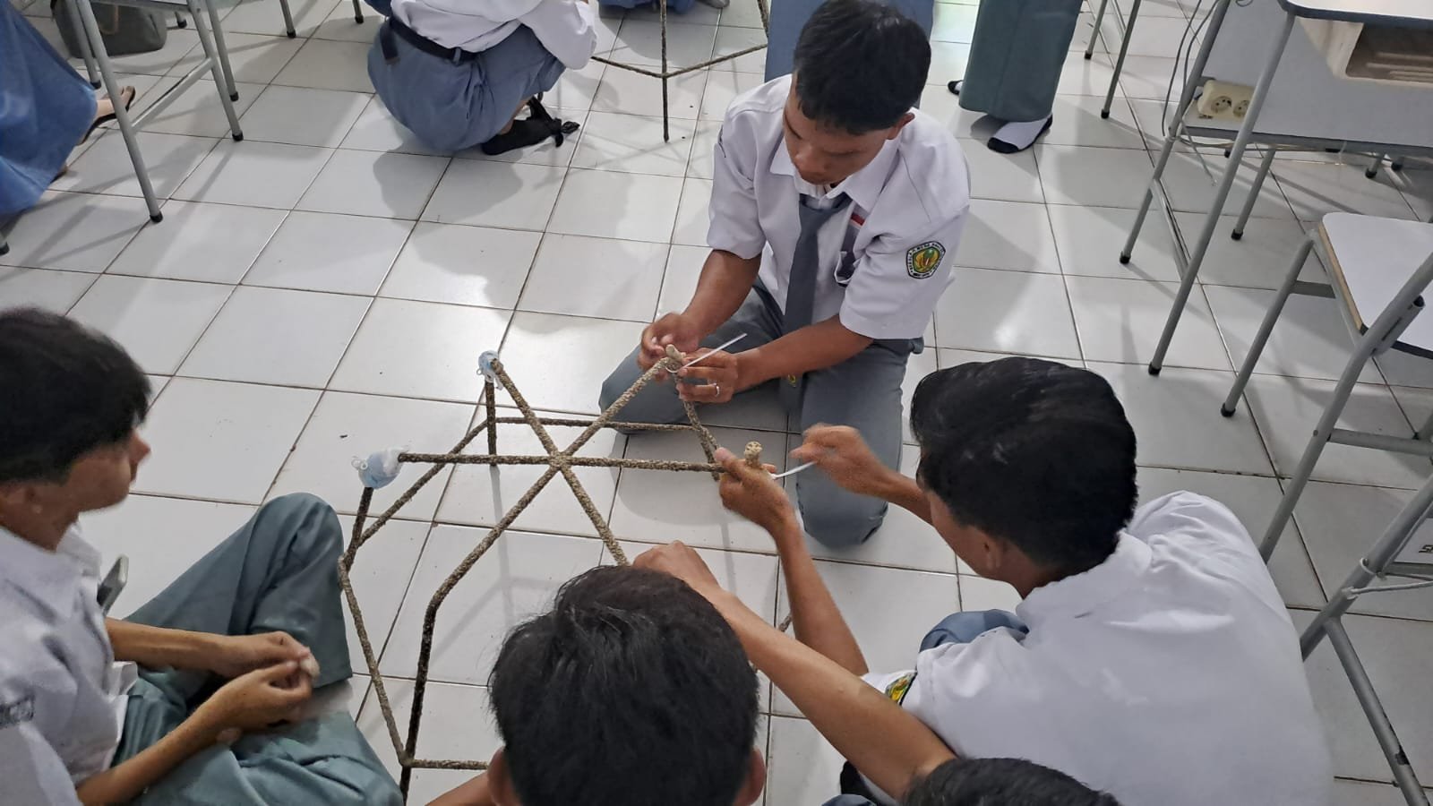 PENGURUS OSIS & GURU SMKN 1 BAYAH DIKENALKAN PRAKTIK TRANSPLANTASI TERUMBU KARANG