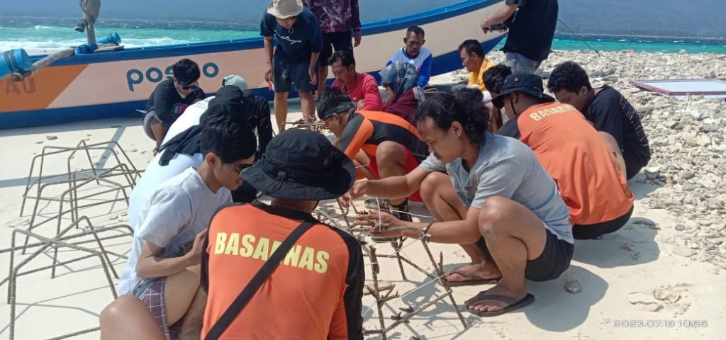 BASARNAS & KOMUNITAS MAHASISWA DI BANTEN TRANSPLANTASI TERUMBU KARANG DI PULAU BADUL PANDEGLANG