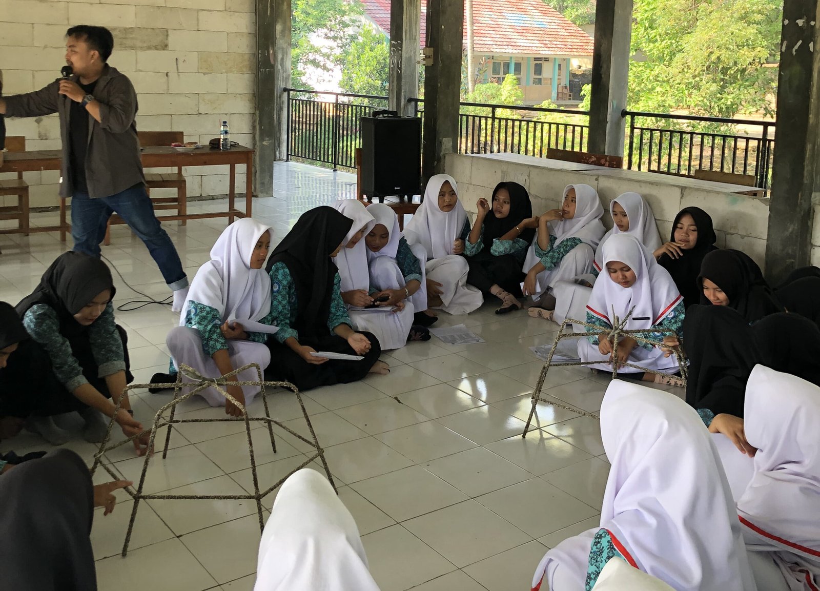 PULUHAN SISWA SMK WISATA KARYA CIKADU-PANIMBANG DIEDUKASI TERUMBU KARANG