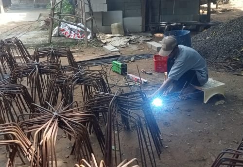 F-PTK BANTEN MULAI MEMBUAT RAK LABA-LABA UNTUK TRANSPLANTASI DI PULAU TUNDA