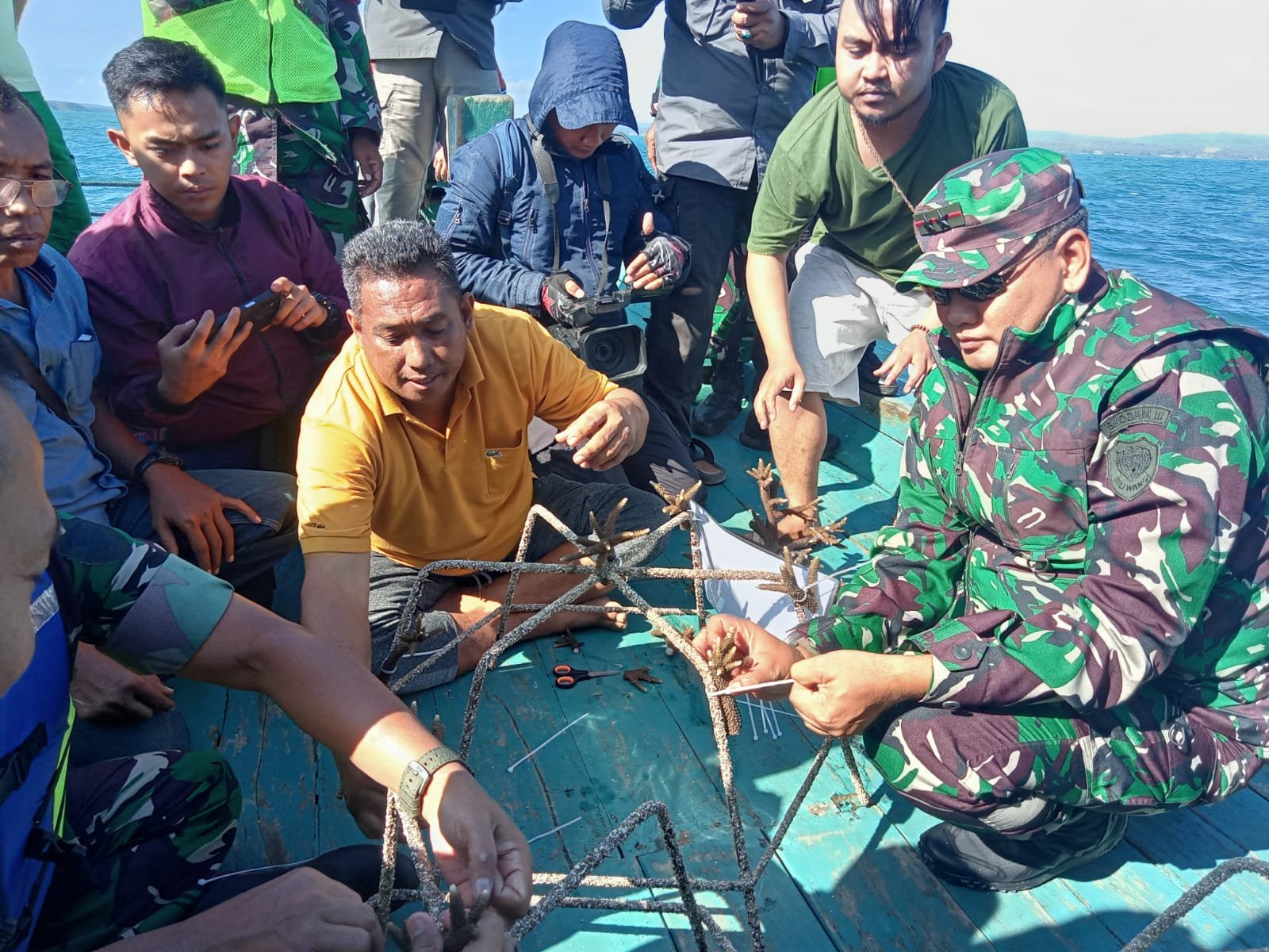 PANGDAM III/SILIWANGI TRANSPLANTASI TERUMBU KARANG DI PULAU LIWUNGAN