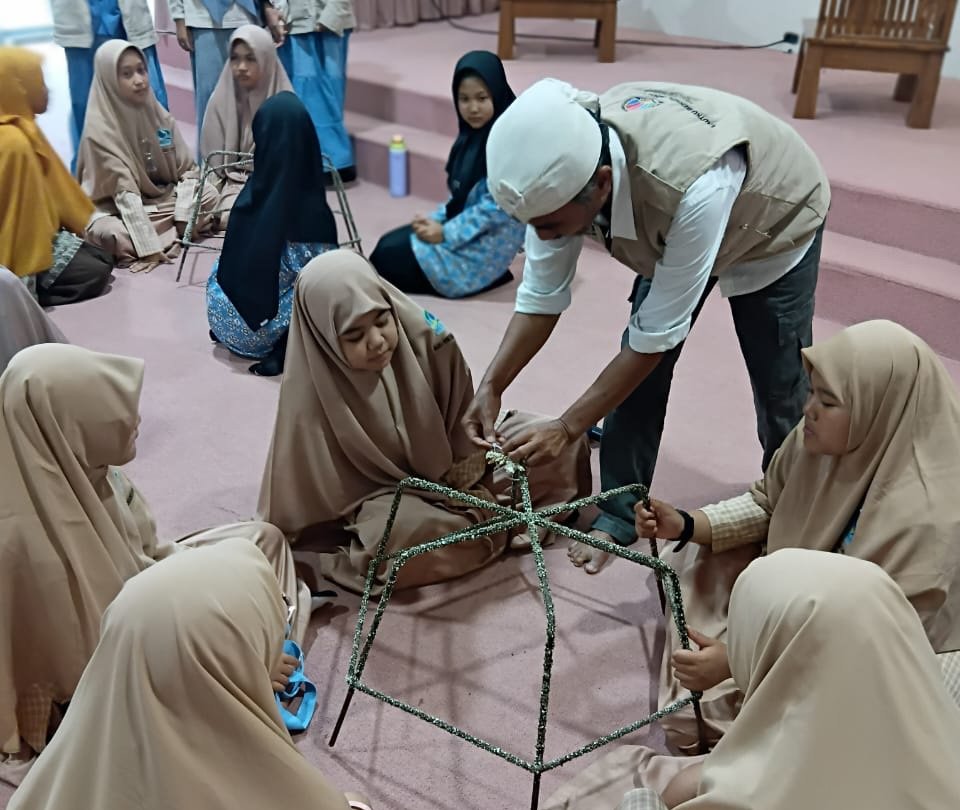 PULUHAN SISWA SMP ISLAM NFBS SERANG DIEDUKASI UNTUK PEDULI TERUMBU KARANG