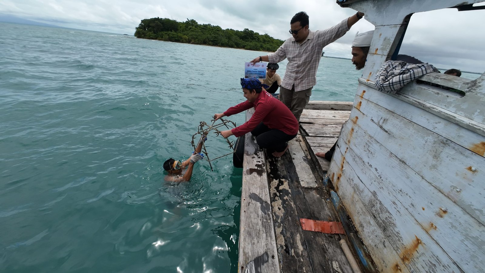 PERINGATI HARI PAHLAWAN, BELASAN MAHASISWA FKIP UNTIRTA TRANSPLANTASI KARANG DI LIWUNGAN