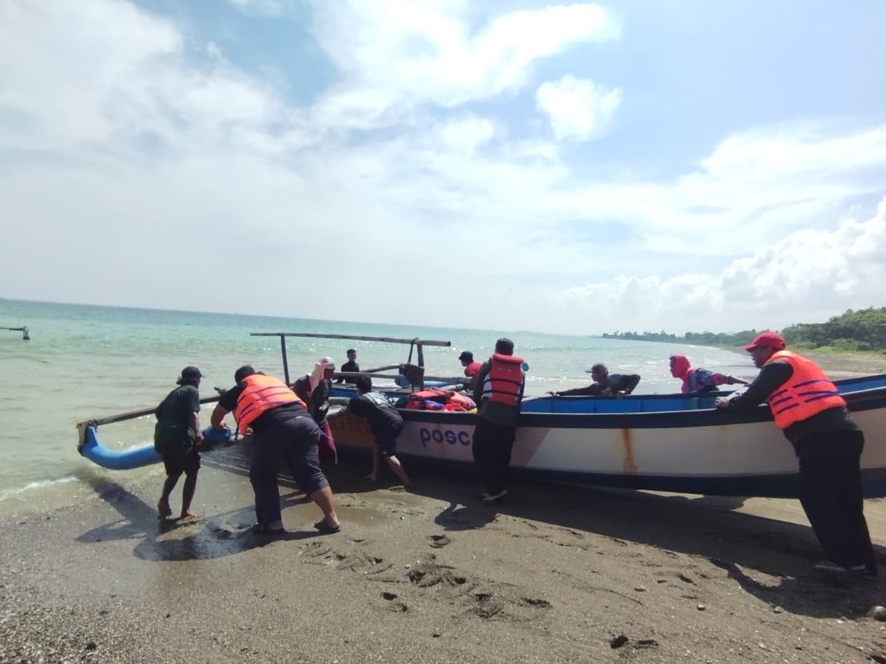 TIM PELINDO DAN LAZ HARFA MONEV TERUMBU KARANG DI PULAU BADUL
