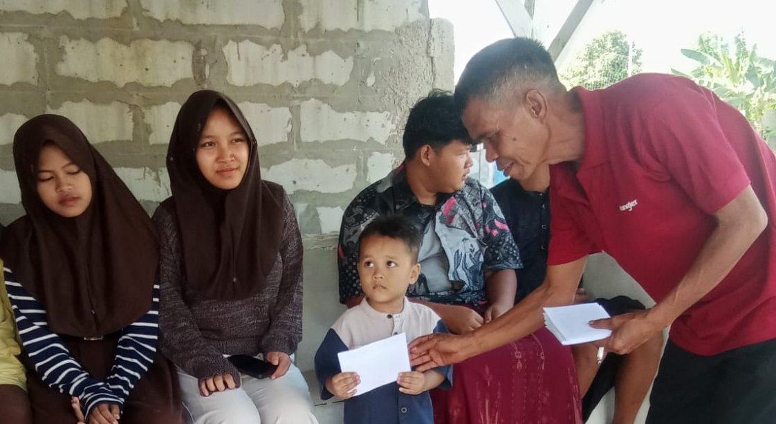 FPTK Banten dan Squad PMB Santuni 10 Anak Yatim di RT.04/RW.05 Tamansari