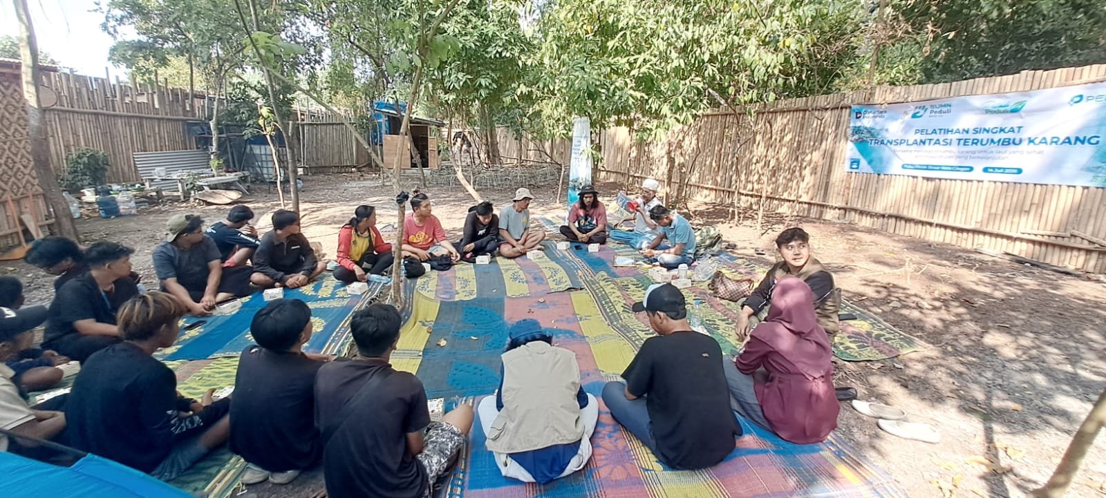 TIM SQUAD PMB DILATIH CARA TRANSPLANTASI METODE RAK JARING LABA-LABA