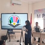 DUA SISWA SMAP2TL SAMPAIKAN PESAN LESTARIKAN TERUMBU KARANG LEWAT PUISI